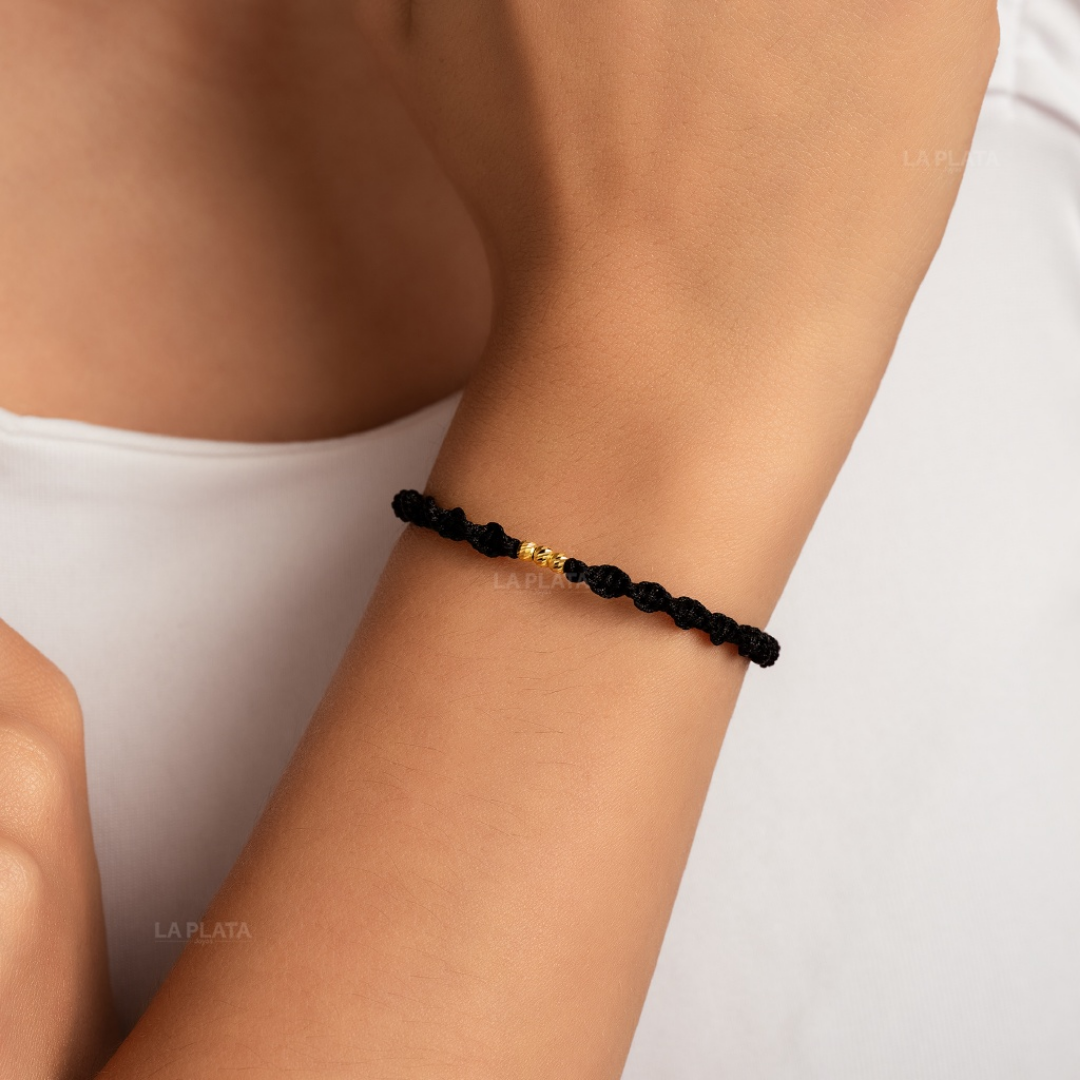 PULSERA DE HILO TEJIDA CON 3 BALINES DIAMANTADOS - 05