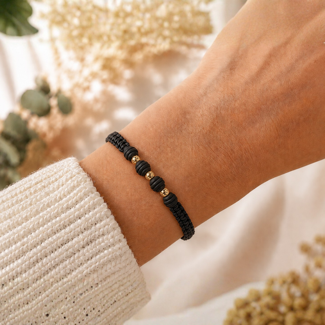 PULSERA DE HILO TEJIDA CON 3 BALINES DIAMANTADOS - 02